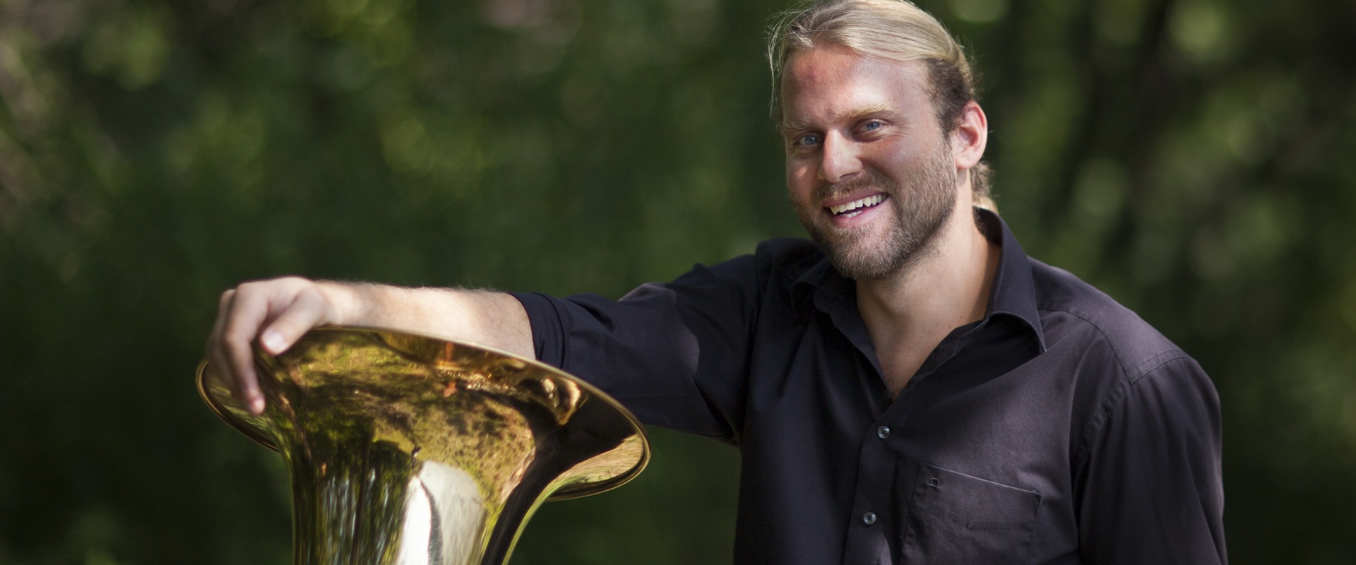 Andreas M. Hofmeir, Forum Altoetting, Bild Philippe Gerlach Ein Mann lehnt sich auf eine Tuba.