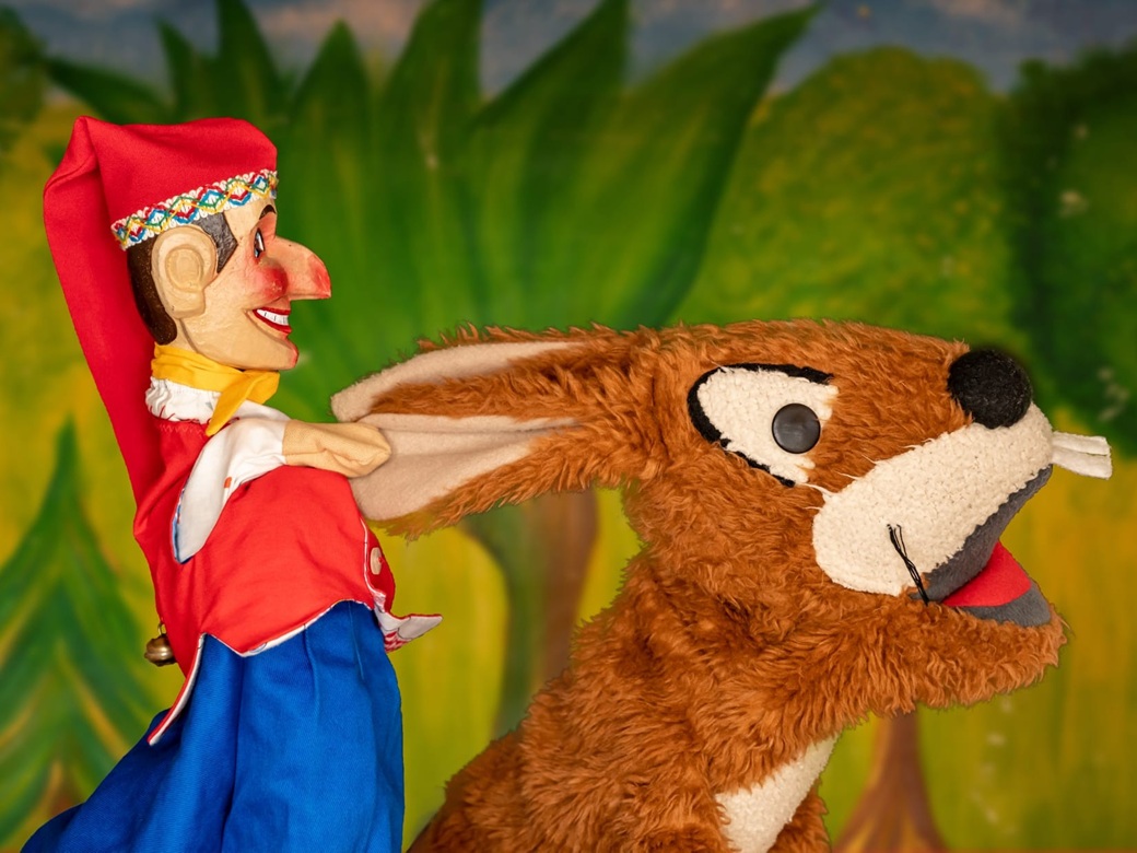 Chiemsee-Kasperl, Forum Altötting, Schlossgepenst, Bild Michael Umlauf, Stepahn Mikat Eine Kasperlpuppe und ein Stoffhase.