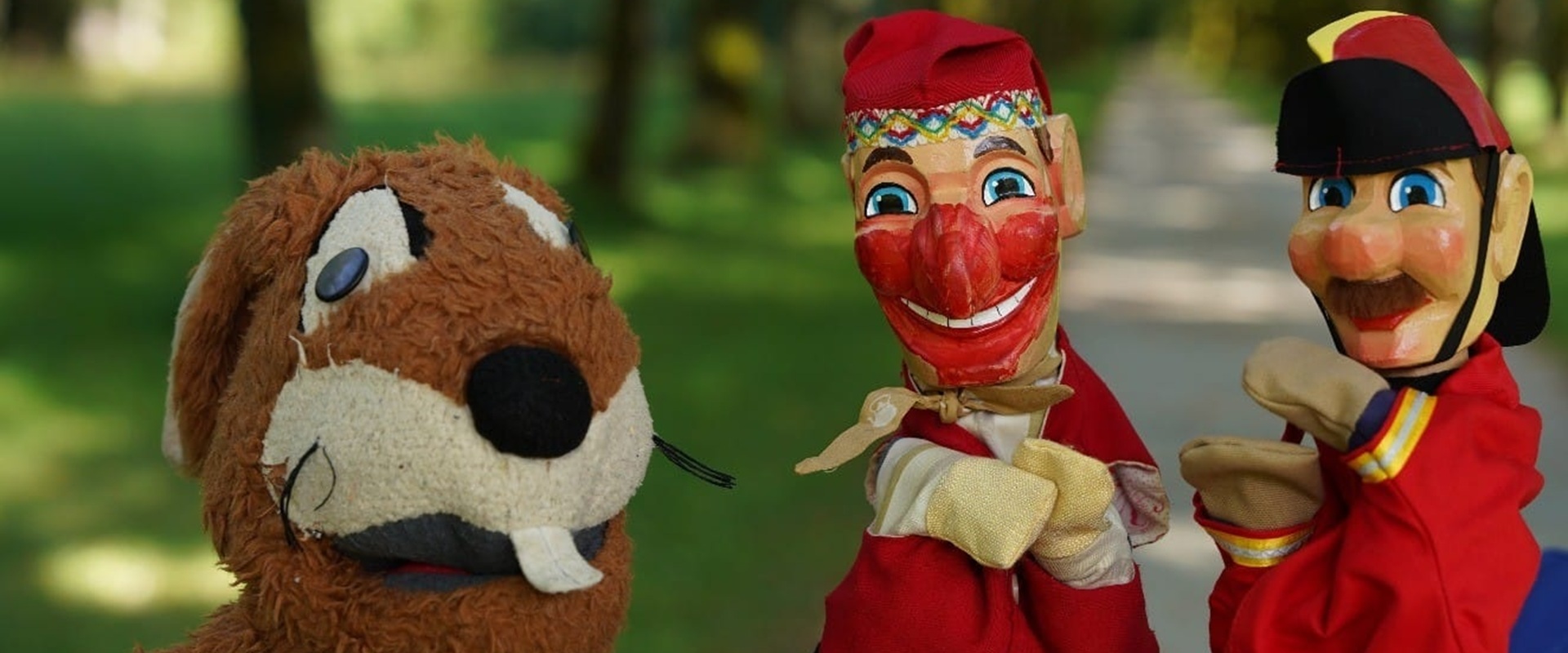 Handpuppen mit Kasperl, dem Feuerwehrmann und einem Hasen.