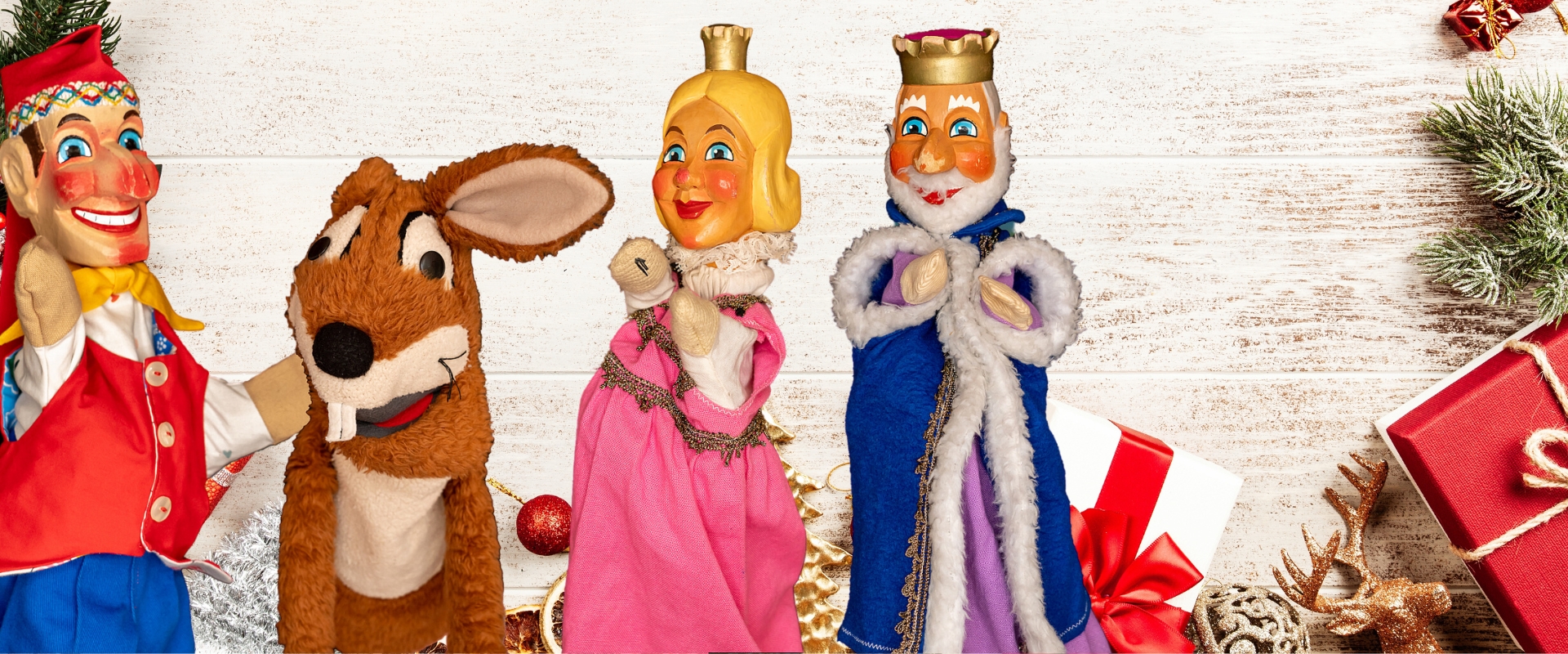 Handpuppen mit Kasperl, einer Prinzessin, dem König und einem Stoffhasen.