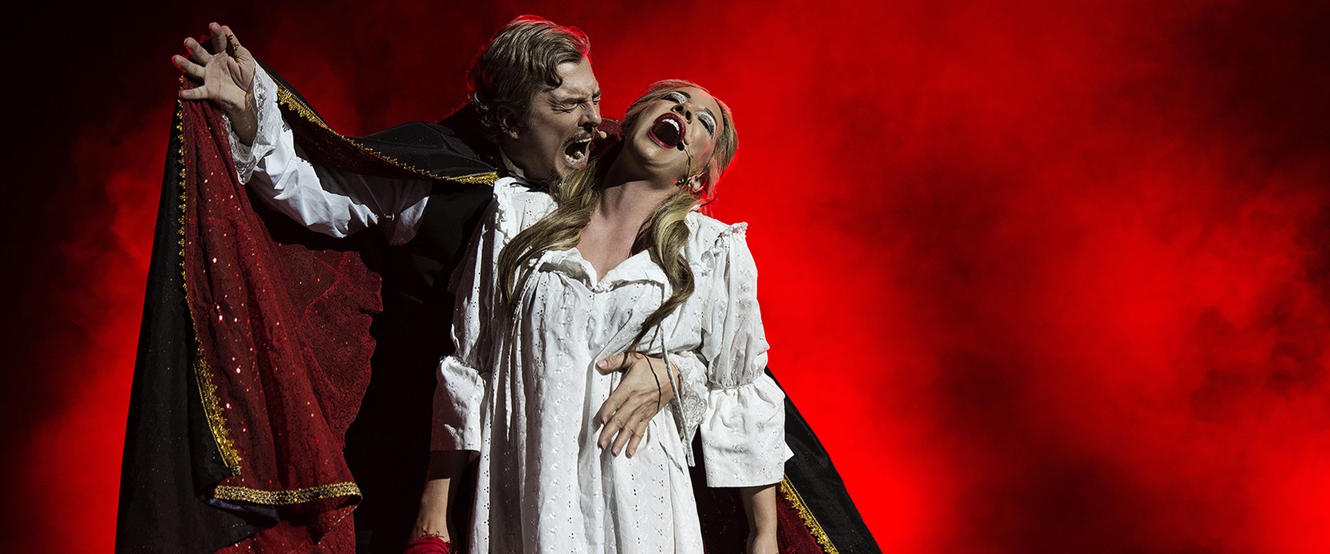 Zwei Sänger aus Phantom der Oper in Kostüm.