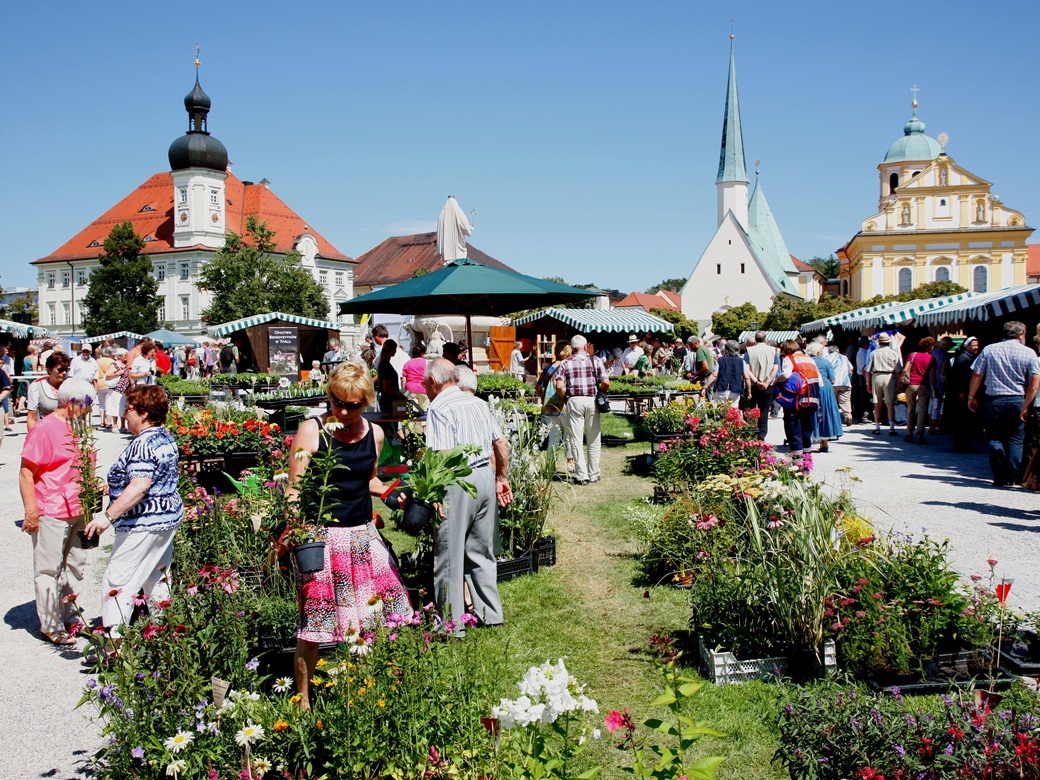 Klostermarkt, Altoetting, Bild Heiner Heine Blumen und Kräuter auf einem Markt.