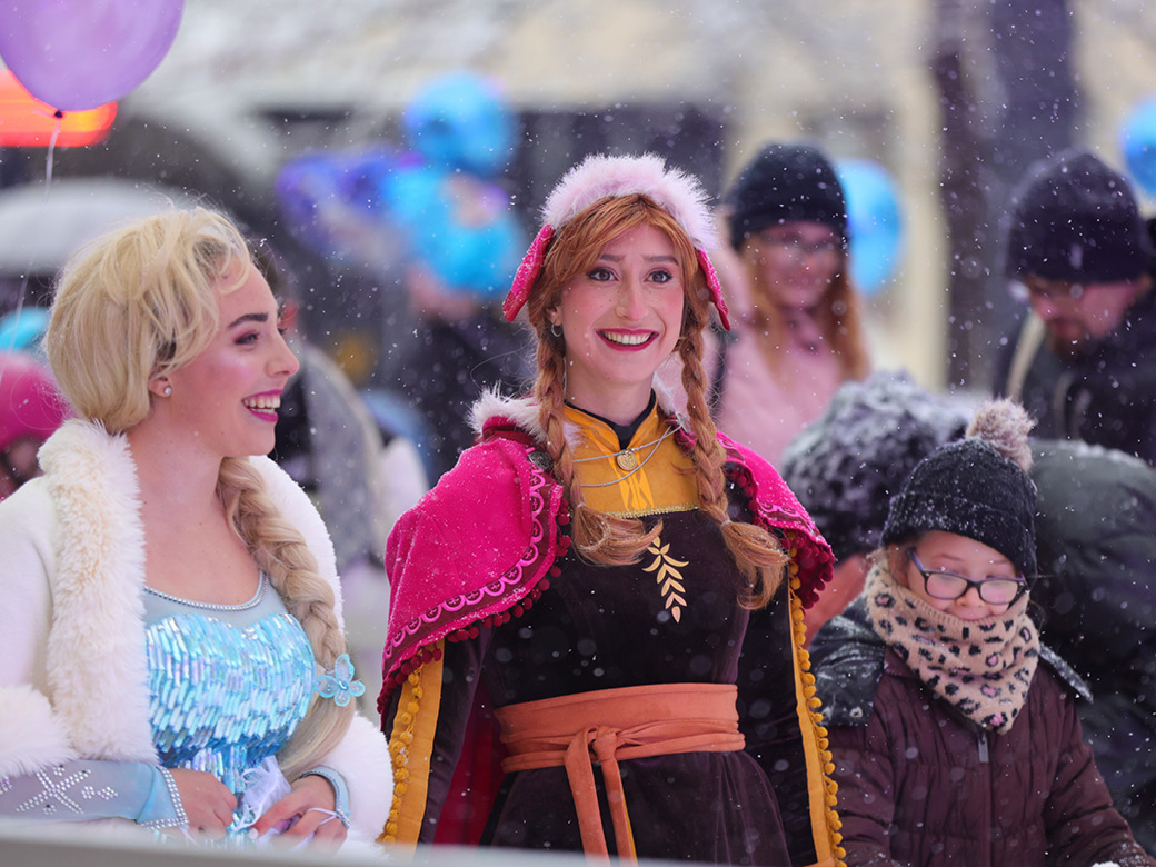 Frozen-Kids-Disco, Eisbahn, Kreisstadt Altötting, Foto Julian Spilker Eiskönigin Elsa und Ihre Schwester Anna strahlen in die Kamera.