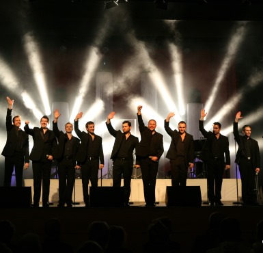 Die 12 Tenors stehen nebeneinander auf der Bühne. 