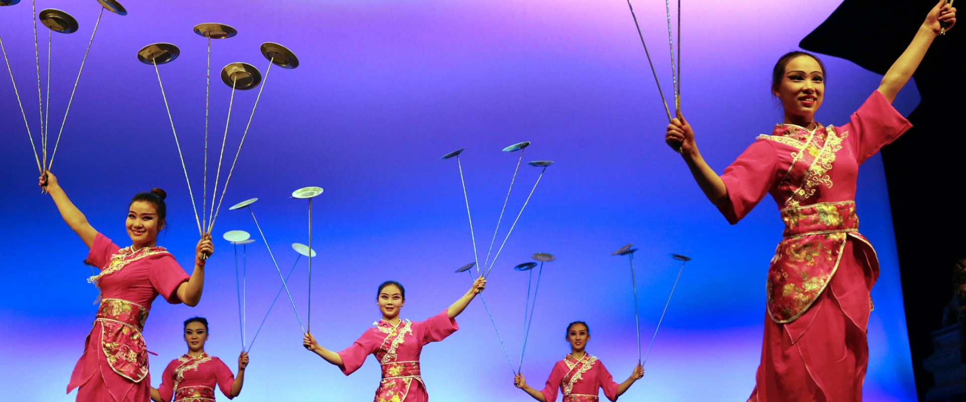 Die Artisten des Chinesischen Nationalcircus jonglieren mit Tellern.