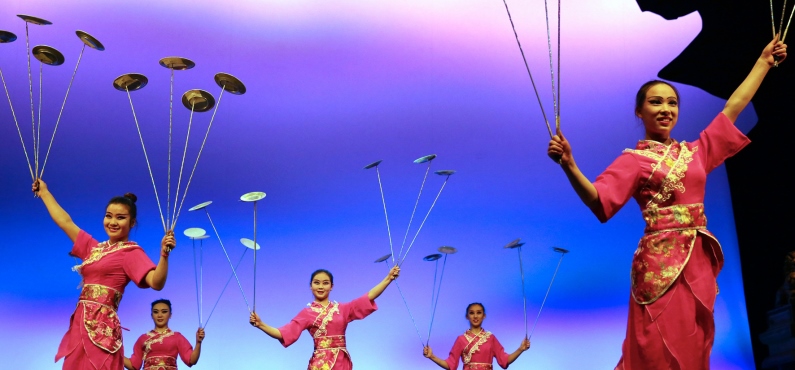 Die Artisten des Chinesischen Nationalcircus jonglieren mit Tellern.