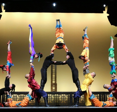 Die chinesischen Artisten des Nationalcircus bilden eine Pyramide.