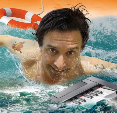 Der Comedian Chris Boettcher schwimmt im Wasser mit einem Rettungsring. Sein neues Programm heißt Freischwimmer.  