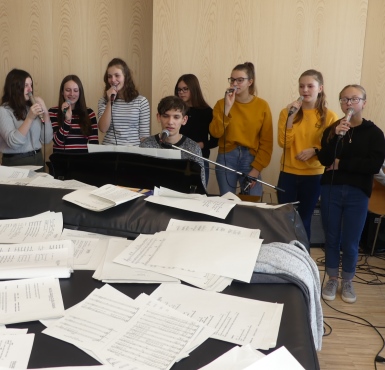 Die Schülerinnen und Schüler proben in der Herzog-Ludwig-Realschule für den Eurovision Song Contest.