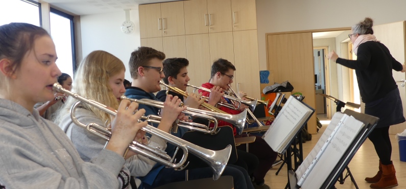 Die Schülerinnen und Schüler proben in der Herzog-Ludwig-Realschule für den Eurovision Song Contest.