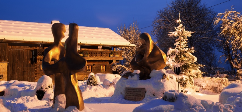 Das Heimathaus der Franz Xaver Gruber Gemeinschaft bei Nacht.