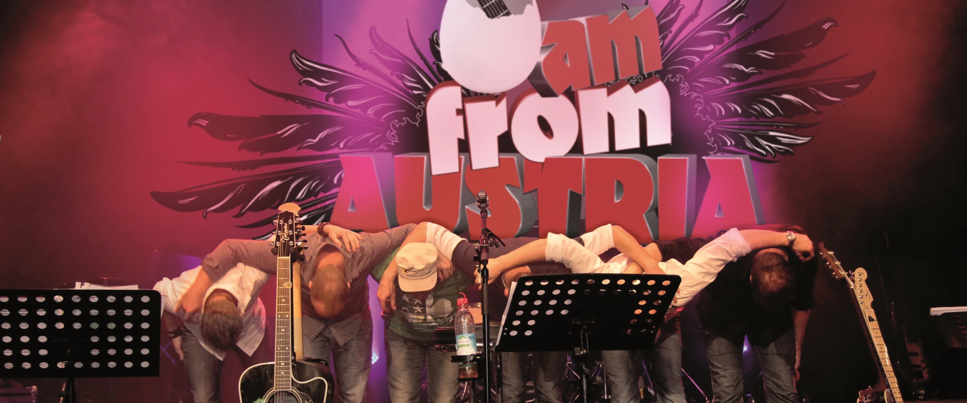 Die Band I am from Austria verneigt sich zusammen vor dem Publikum