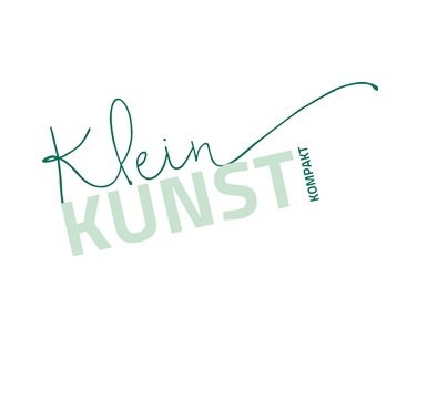 Hier wird das Logo der Reihe Klein Kunst Kompakt im Kultur+Kongress Forum Altötting gezeigt.