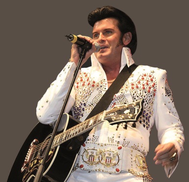 Rusty im weißen Anzug als Elvis Tribute Artist im Forum Altötting