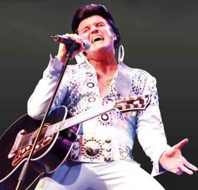 Rusty im weißen Anzug als Elvis Tribute Artist im Forum Altötting