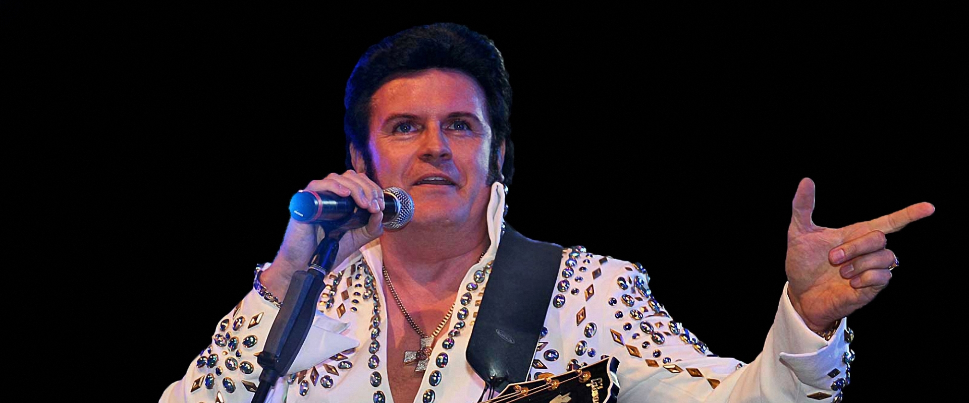 Rusty im weißen Anzug als Elvis Tribute Artist im Forum Altötting