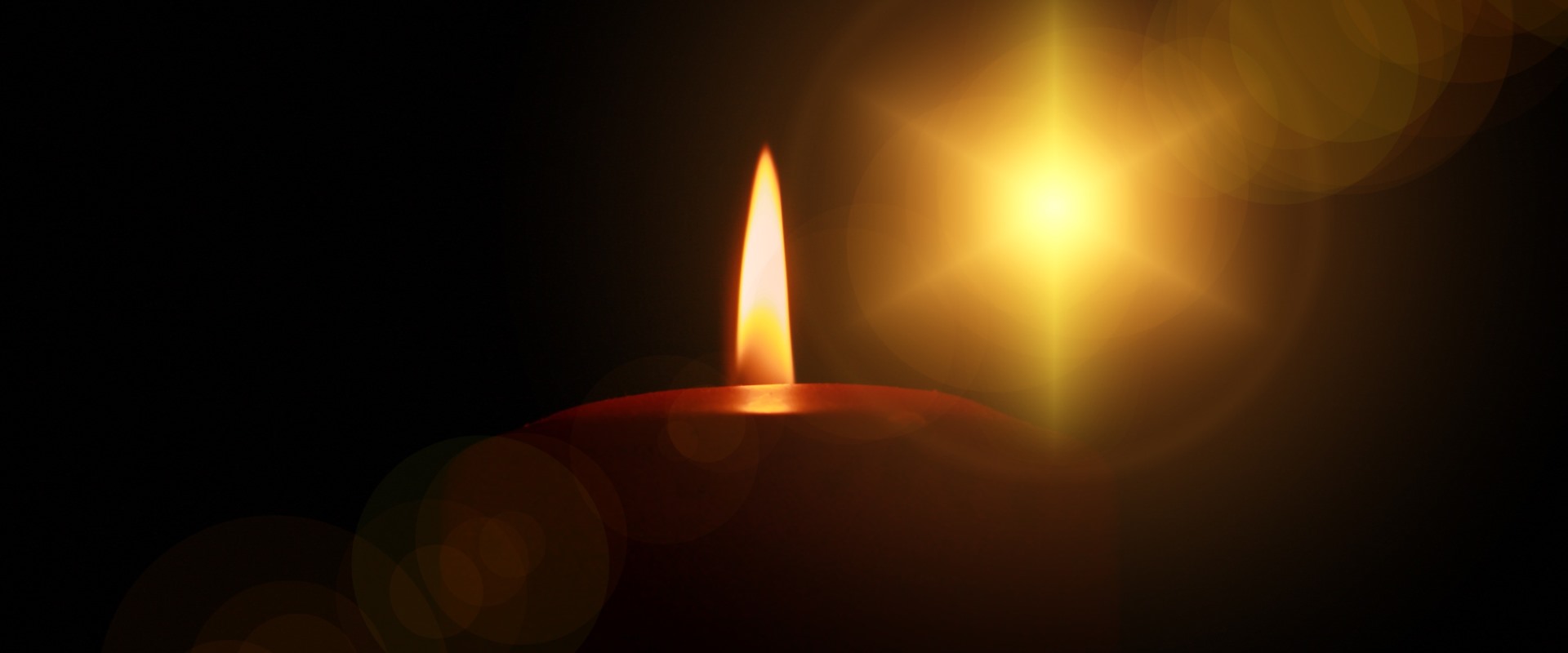 Eine Kerze brennt in der Nacht und erzeugt einen schönen Schein.  