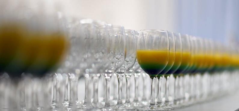 Der Forumdrink für das Altöttinger Forum vom Catering in den Farben, blau, grün und gelb.