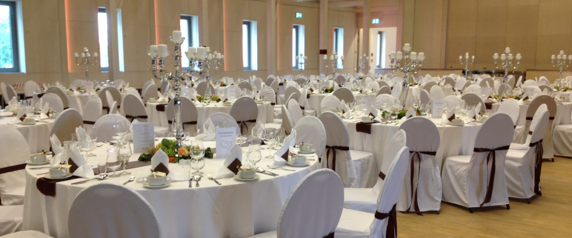 Die gedeckten Hochzeitstische im Altöttinger Forum im September 2014.