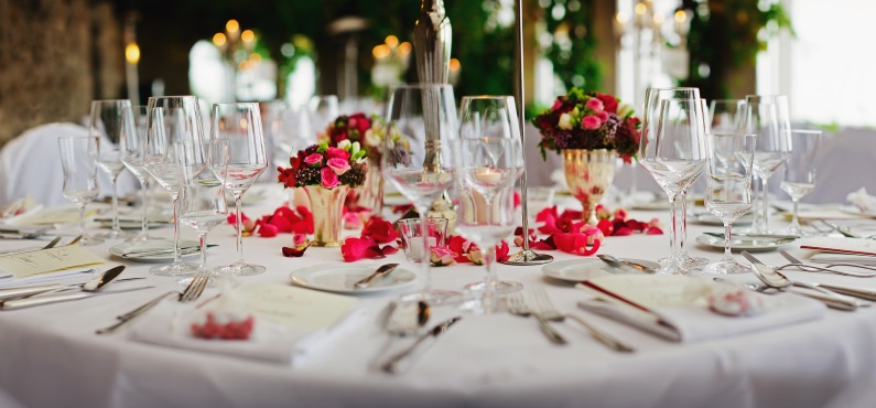 Ein gedeckter Hochzeitstisch im Altöttinger Forum.