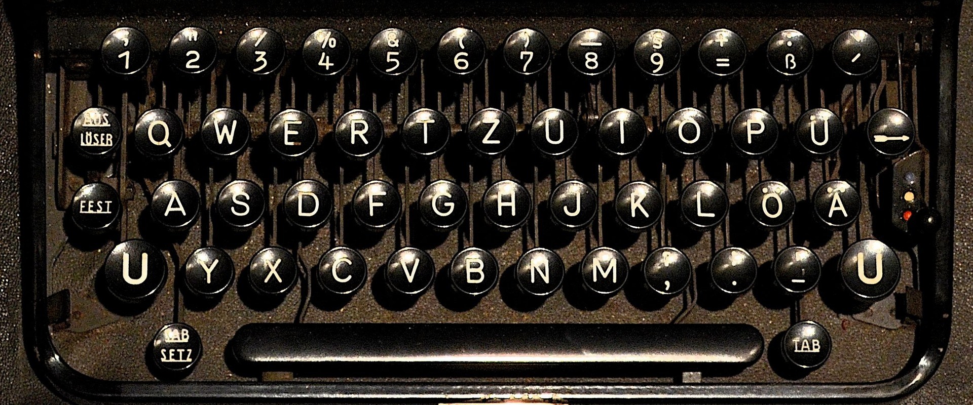 Die Tastatur einer alten Schreibmaschine.  