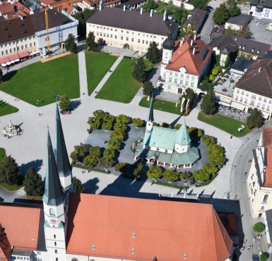 Eine Luftaufnahme vom Altöttinger Kapellplatz zum Rahmenprogramm für das Forum Altötting.