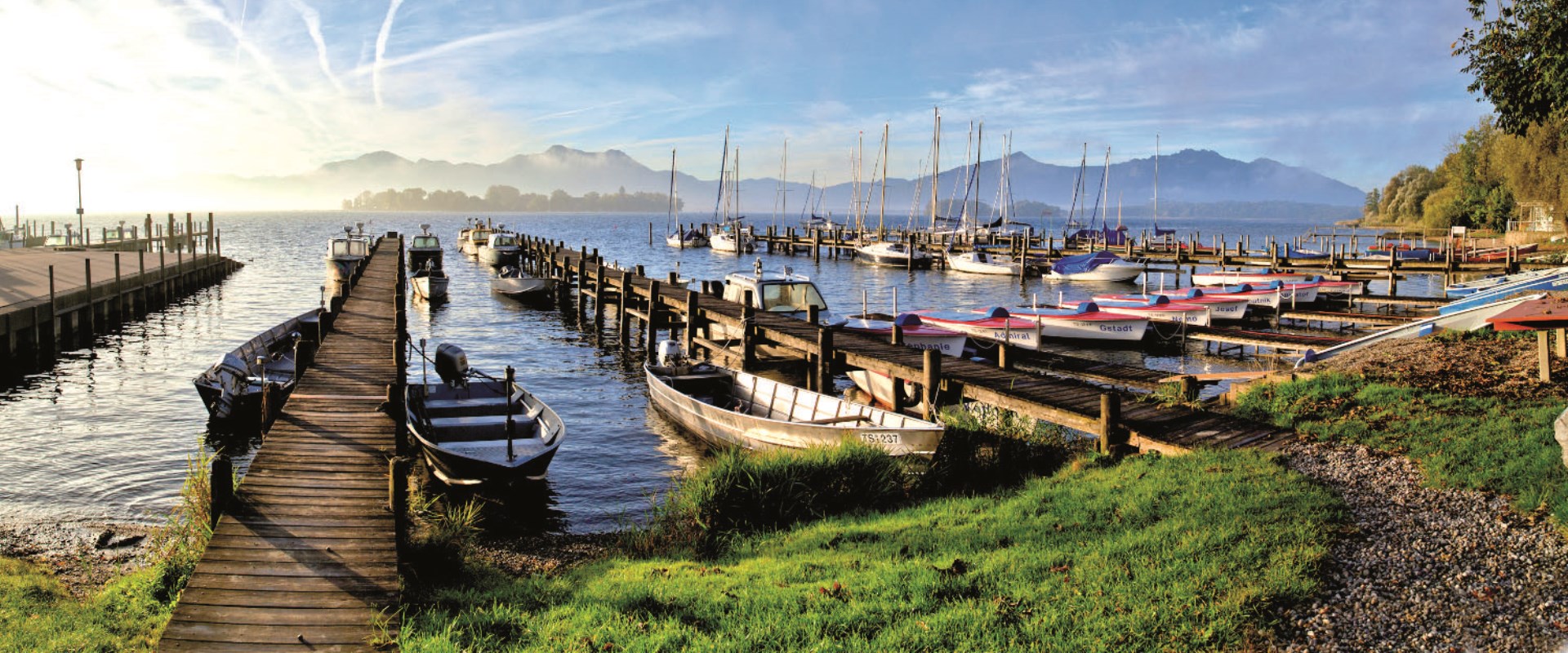 Das Ufer vom Bayerischen Chiemsee mit Booten zum Rahmenprogramm des Altöttinger Forums.