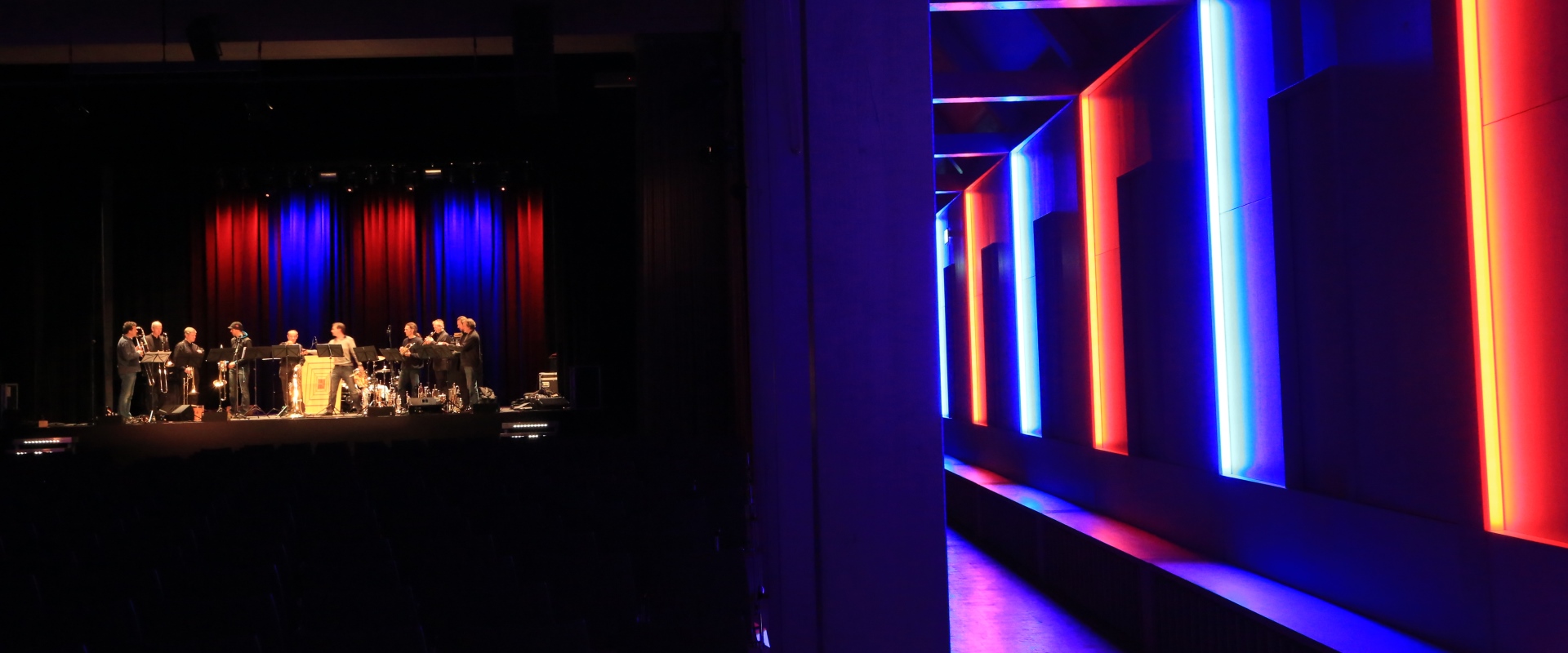 Die Beleuchtung in blau und rot im Raiffeisen Saal bei einem Auftritt im Altöttinger Forum.