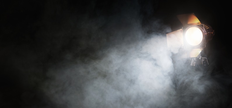 Ein Lichterspott mit Nebel davor auf der Bühne im Raiffeisen Saal im Forum Altötting.