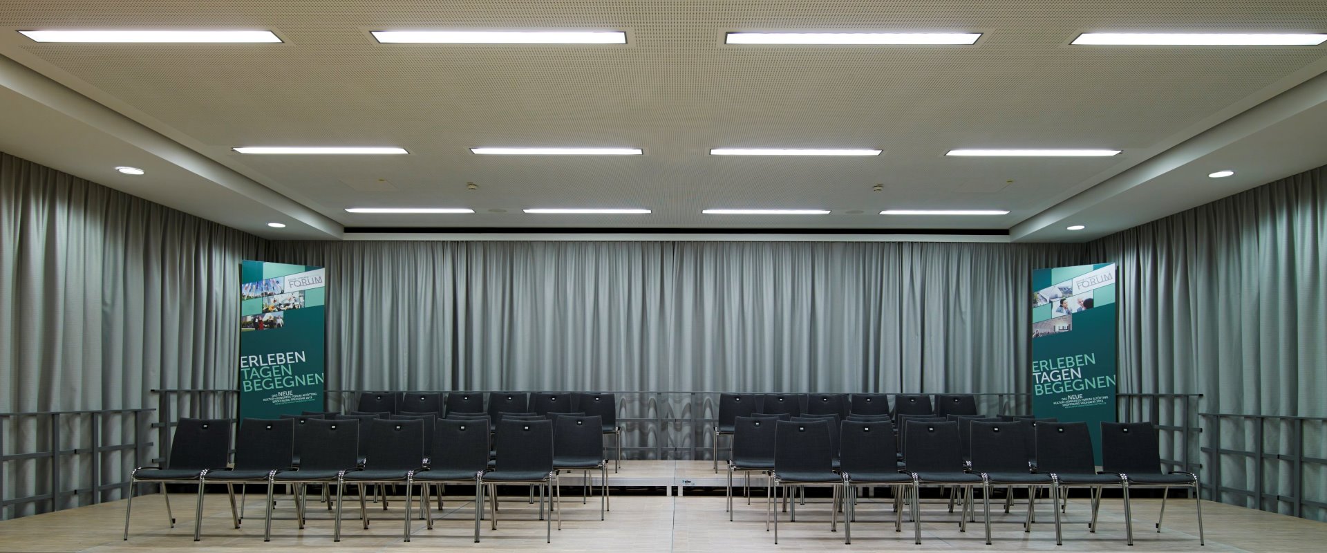 Das Auditorium mit einer Reihenbestuhlung im Forum Altötting.