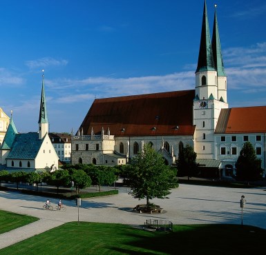 Kapellplatz mit Stiftspfarrkirche und Heilige Kapelle