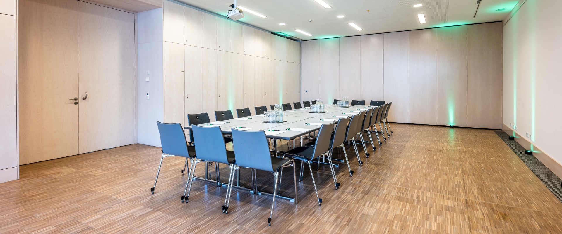 Ein Seminarraum mit Blocktafel und Stühlen im Forum Altötting.