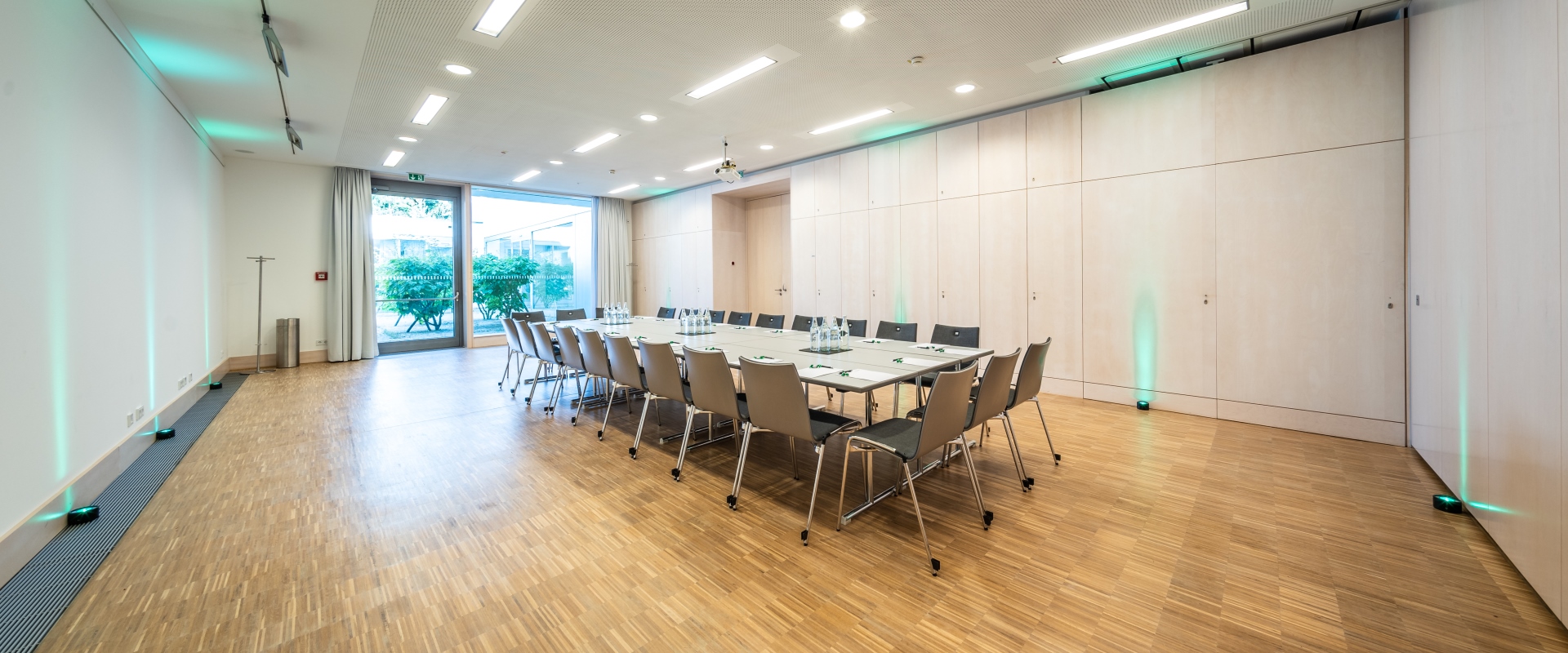 Ein Seminarraum mit Blocktafel und Stühlen im Forum Altötting.