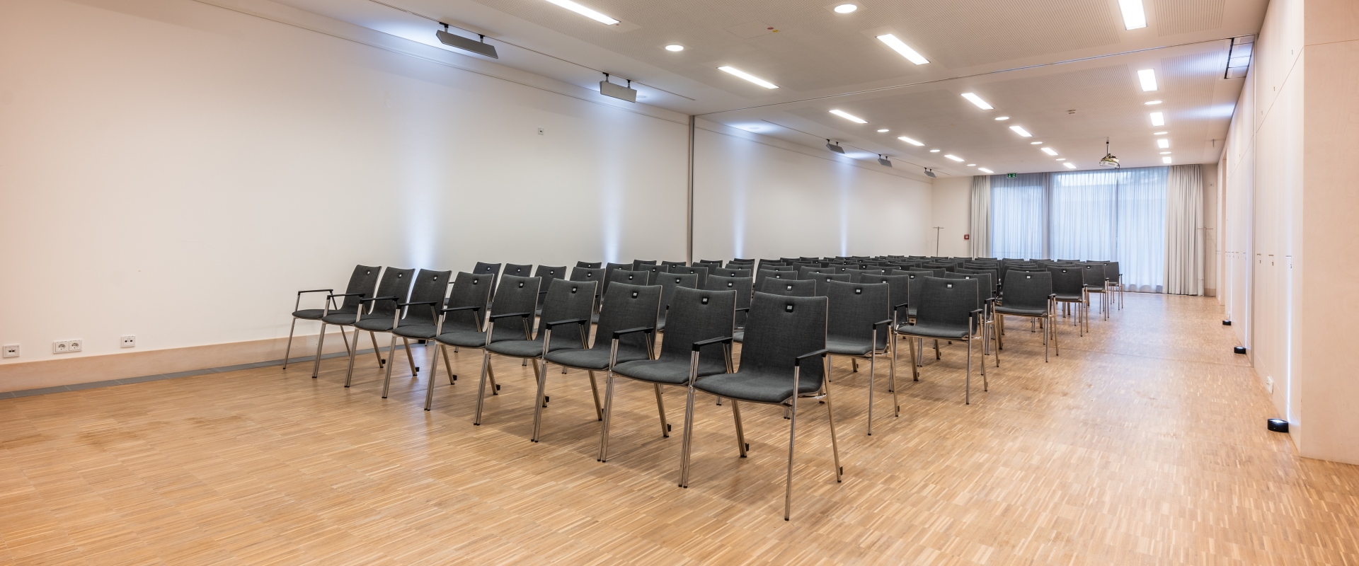 Ein Tagungsraum mit Stuhlreihen hintereinander im Forum Altötting.