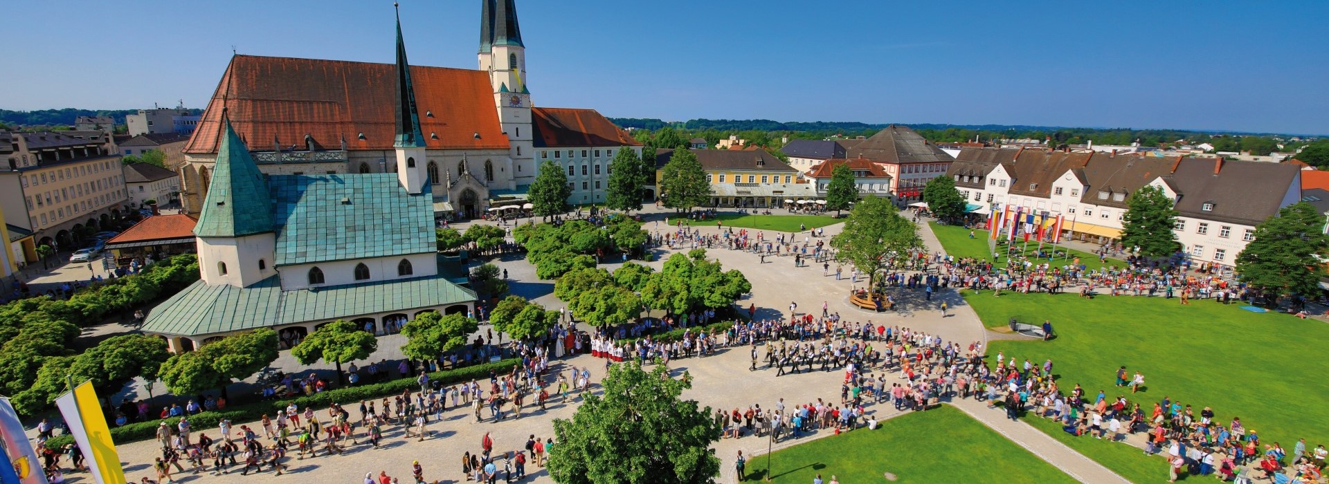 Die Pilger ziehen auf den Altöttinger Kapellplatz ein und umrunden die Gnadenkapelle.