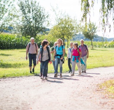 Eine Pilgergruppe auf ihrem Weg nach Altötting.