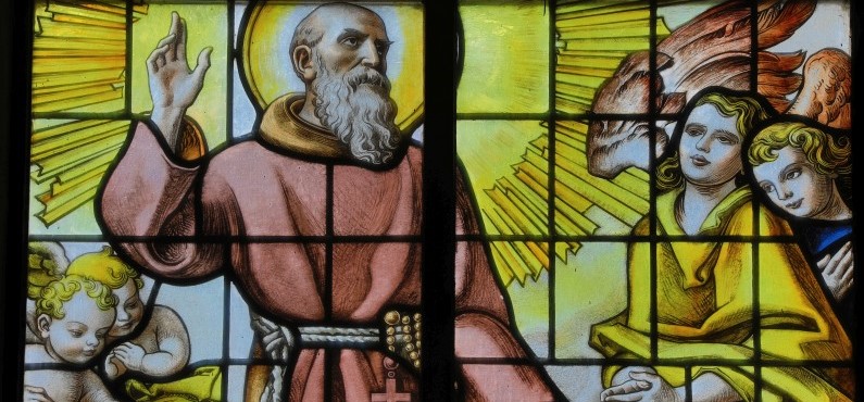Ein Glasfenster in Altötting, das den Bruder Konrad mit einem Engel im Himmel zeigt.