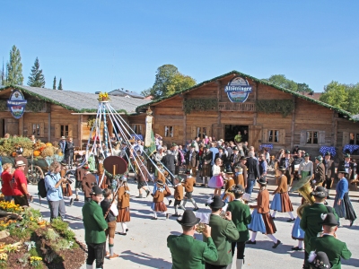 Der Trachtenverein beim Kirtaauszug vor dem Kirta Stadl.