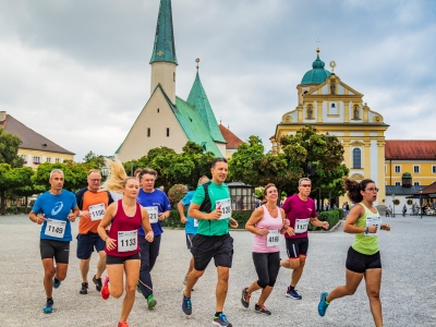 Läufer des OMV Halbmarathons vor der Gnadenkapelle.