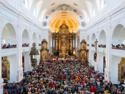 Gottesdienst in Altötting, Foto Heiner Heine Eine große Pilgergruppe feiert in der Basilika St. Anna einen Gottesdienst.